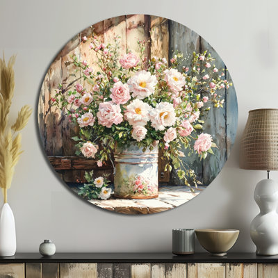 «Summer Blush Rose Bouquet At The Barn I» - Roses, décoration murale ronde en métal, impression d'art moderne en métal rose