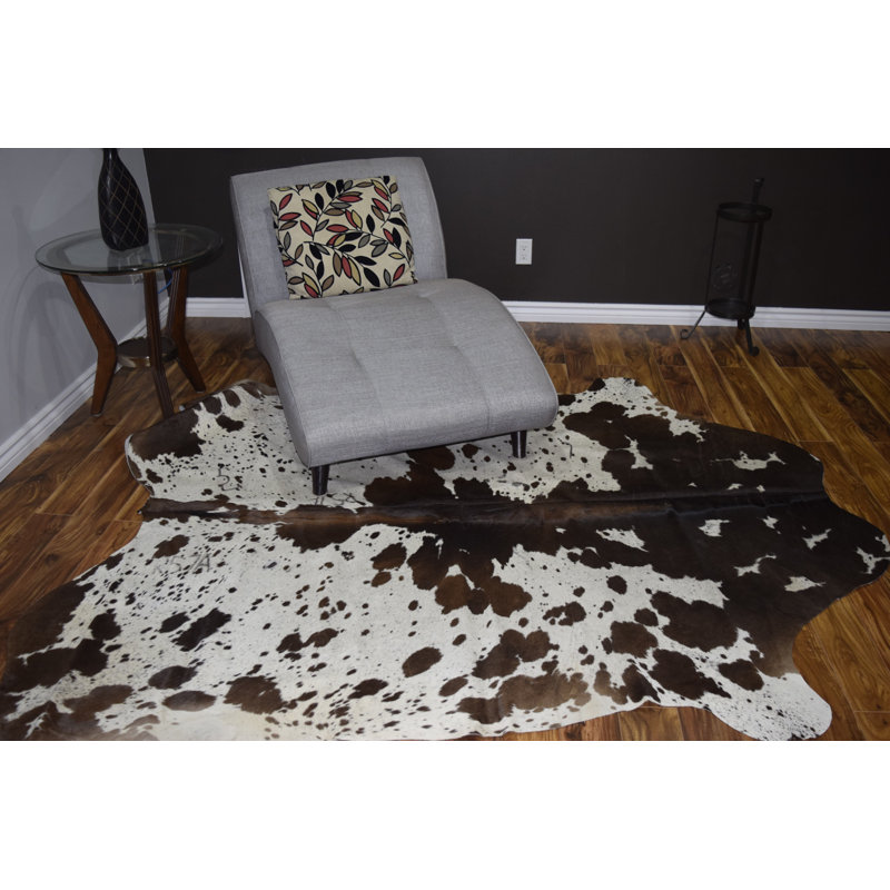 Tapis noir / blanc en cuir de vache abstrait fait à la main 6 pi x 7 pi Abstract