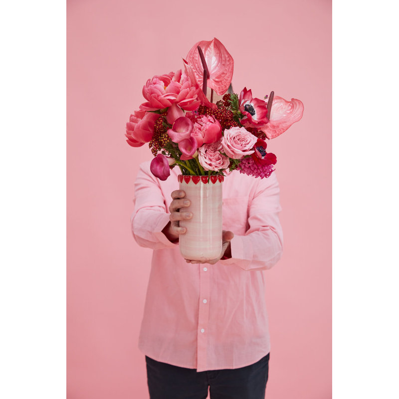 Guliana enveloppée dans un vase d'amour