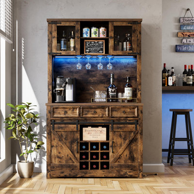 Meuble-bar de style ferme de 183 cm avec éclairage DEL et prises électriques, buffet de cuisine moderne avec rangement pour bouteilles de vin, 3 tiroirs, portes coulissantes de style grange, micro-ondes intégré.