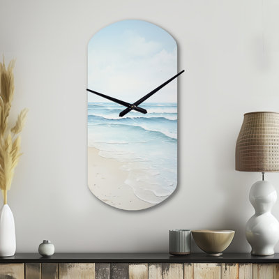 «Beach Photo Tranquil Waters I» - Horloge murale asymétrique en métal, horloge cylindrique bleue