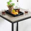 Table de bar avec siège en polyuréthane gris, pour un soutien optimal, un confort accru et une grande durabilité.