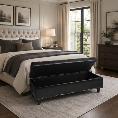 Banc de rangement avec repose-pieds capitonné avec pieds en bois, compartiment caché spacieux et assise confortable en similicuir noir