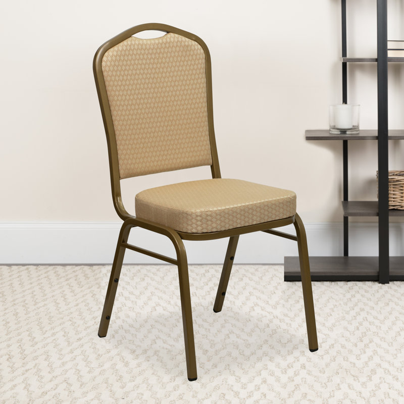 Chaise de banquet empilable Oliverson, Encadrement doré, Tissu beige à motifs, 1