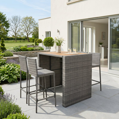 Élégant ensemble de bar d'extérieur en osier 5 pièces, chaises à hauteur de bar avec pieds antidérapants et corde fixe, coussins amovibles et plateau de table en bois d'acacia durable