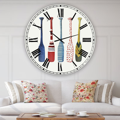 Cinq horloges murales surdimensionnées
