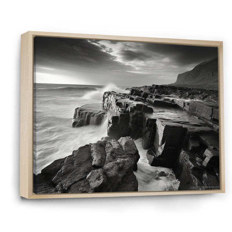 «Black and White Rocky Beach Horizon I» sur toile, Cadre naturel flottant, H 34 po x l 44 po x P 1,5 po