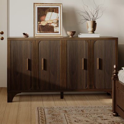 Buffet de style Mid-Century à cannelures, rangement de 55 po avec portes - brun noyer