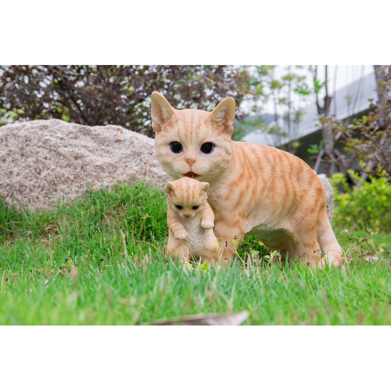 Statue de mère chat portant un chaton tigré