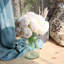 Arrangement floral en soie dans un vase-2100749178