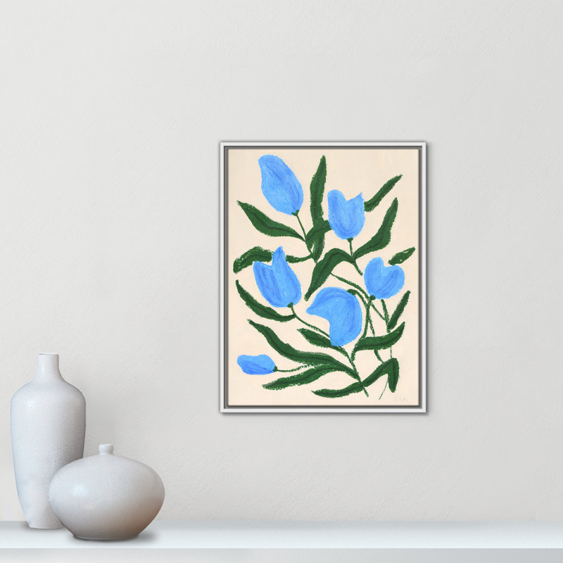 «Colette Blue Tulips Print» par Camilla Bergqvist, H 25,5 po x l 19,5 po, Blanc