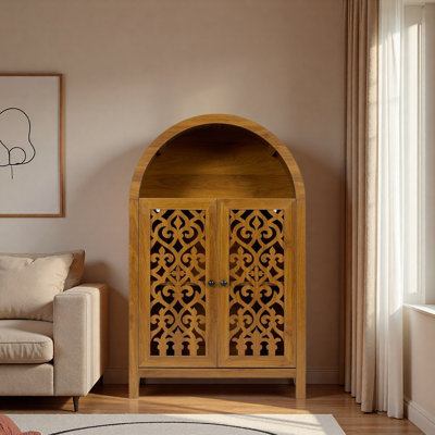Armoire arquée sculptée à la main