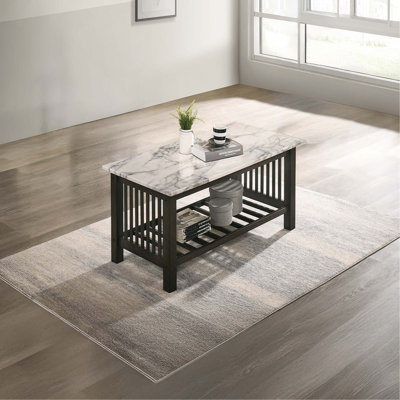 Table basse moderne et contemporaine avec plateau en faux marbre et pieds en noyer antique