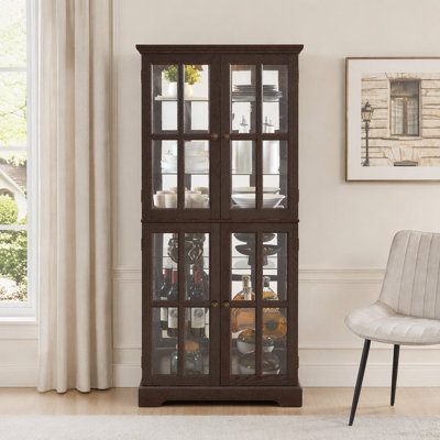 Vitrine exquise avec quatre portes en verre et tablettes réglables, parfaite pour mettre en valeur des objets de collection précieux