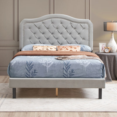 Grand lit à boutons en velours gris avec des lignes incurvées et un envers en lattes de bois, un assemblage facile grâce à un velours gracieux, un soutien solide et une allure simple