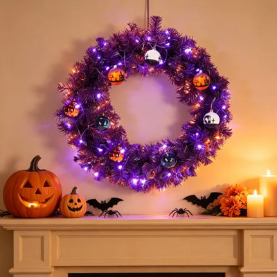 Couronne artificielle d'Halloween violette de 61 cm (24 po) pré-illuminée, fonctionnant à piles, avec boules décoratives à monter soi-même et 50 lumières DEL violettes et oranges pour la décoration de porte d'entrée, de mur et de fête d'Halloween