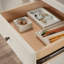 Bureau en L avec finition blanche, surface spacieuse et rangement organisé pour une installation de bureau à domicile efficace