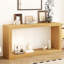 Le concept de table de vestibule carrée et de pin rehausse son look