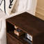 Table de chevet noyer Mid-Century en rotin moderne, table de bout de ferme avec station de charge, ports USB, trou de sortie, rangement ouvert et tiroir, 4 bases en bois massif pour la chambre à coucher