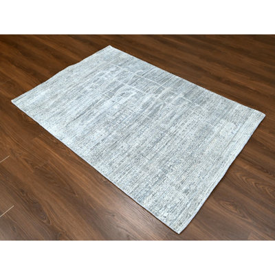 Tapis oriental 4 pi 2 po x 6 pi gris brumeux, en laine et en soie à base de plantes, tissé à la main, à poils texturés, design moderne