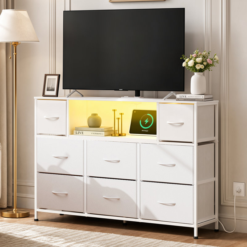 Commode l 47,2 po avec lumières DEL et station de charge pour la chambre à coucher, commode avec structure en acier robuste, meuble télé blanc avec tiroirs en tissu pour chambre d'enfant et salon