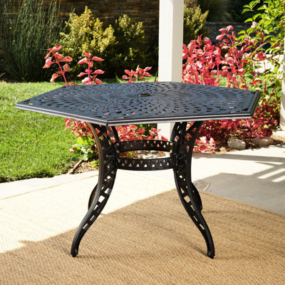Arche de table extérieure Mesh Ii - aluminium noir, finition antique, 6 sièges, trou de parasol, 51,81 x 47,03 x 30 po en noir, 30 po de hauteur, 51,81 x 47,03 po, finition