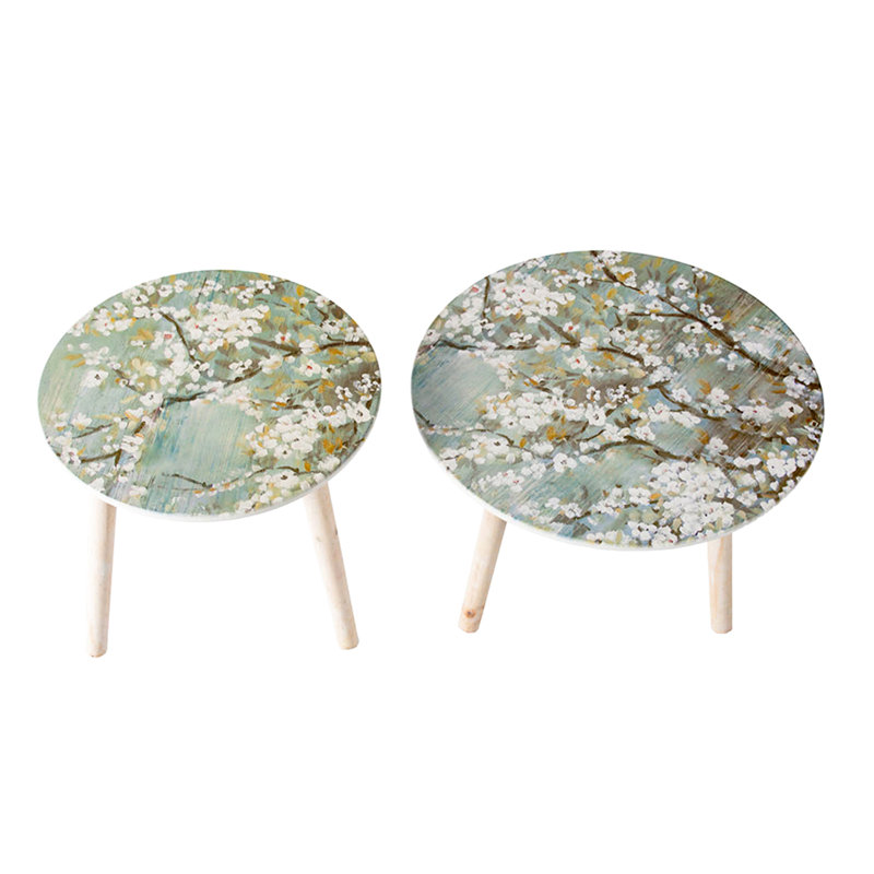 Ensemble de 2 tables d'appoint inspirées par la nature - Plateaux peints en blanc et bleu à motifs de fleurs de cerisier, pour salon, chambre, entrée. Plateaux décoratifs bleus.