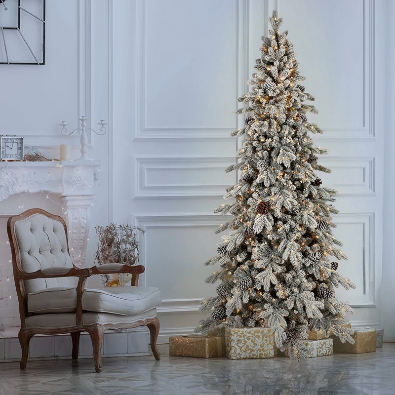 Arbre de Noël 8 pi en PE / PVC avec 1000 lumières DEL blanc chaud - 1634 pointes, 44 pommes de pin naturelles, effet enneigé, branches articulées, base en métal