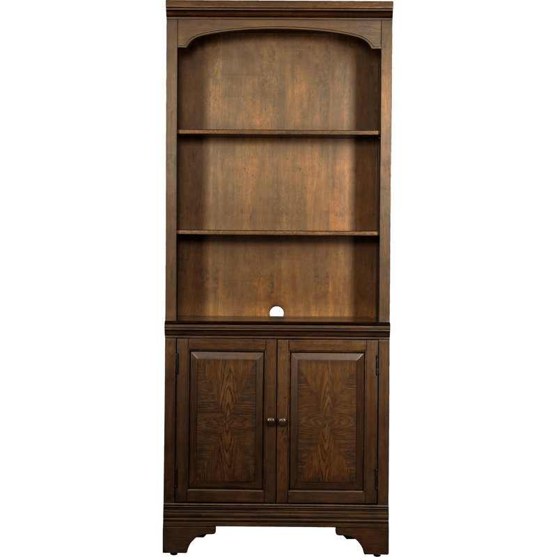 Bibliothèque de couleur chêne bruni, armoire à deux portes, cinq niveaux de tablettes avec trois tablettes réglables, gestion des câbles pour une solution de rangement intérieure bien rangée, des tablettes horizontales,
