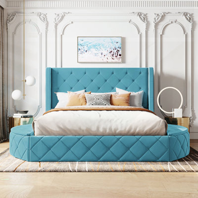 Grand lit plateforme tapissier avec tête de lit à oreilles, grand tiroir et tabourets de rangement latéraux pour une chambre élégante et fonctionnelle
