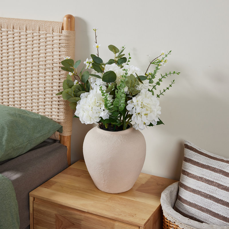 Arrangement de fleurs artificielles Barnette de 25 po, bouquet d'hortensias blancs et d'eucalyptus dans un pot de fleurs en pierre texturée MgO, pièce maîtresse de fleur de soie réaliste pour le vestibule, l'îlot et la salle à manger