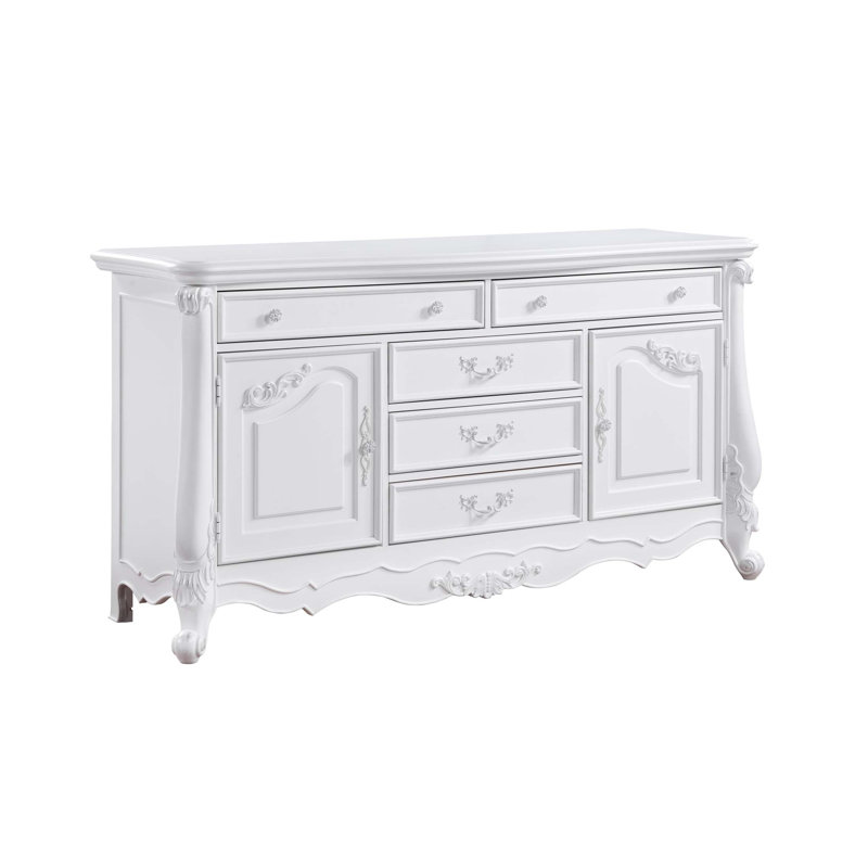 Commode Latisha avec tiroirs et tablette spacieux, durables et élégants pour les chambres à coucher modernes.