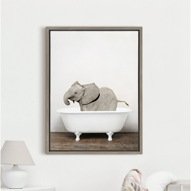 «Baby Elephant in the Tub Color» par Amy Peterson, reproduction d'art sur toile encadrée, Gris