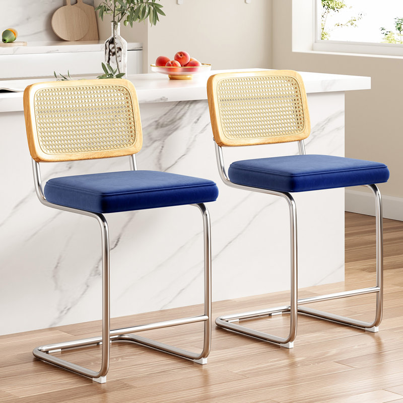 Tabourets de bar à hauteur de comptoir avec sièges rembourrés en cuir et dossier en rotin, ensemble de 2, Beige, 24"