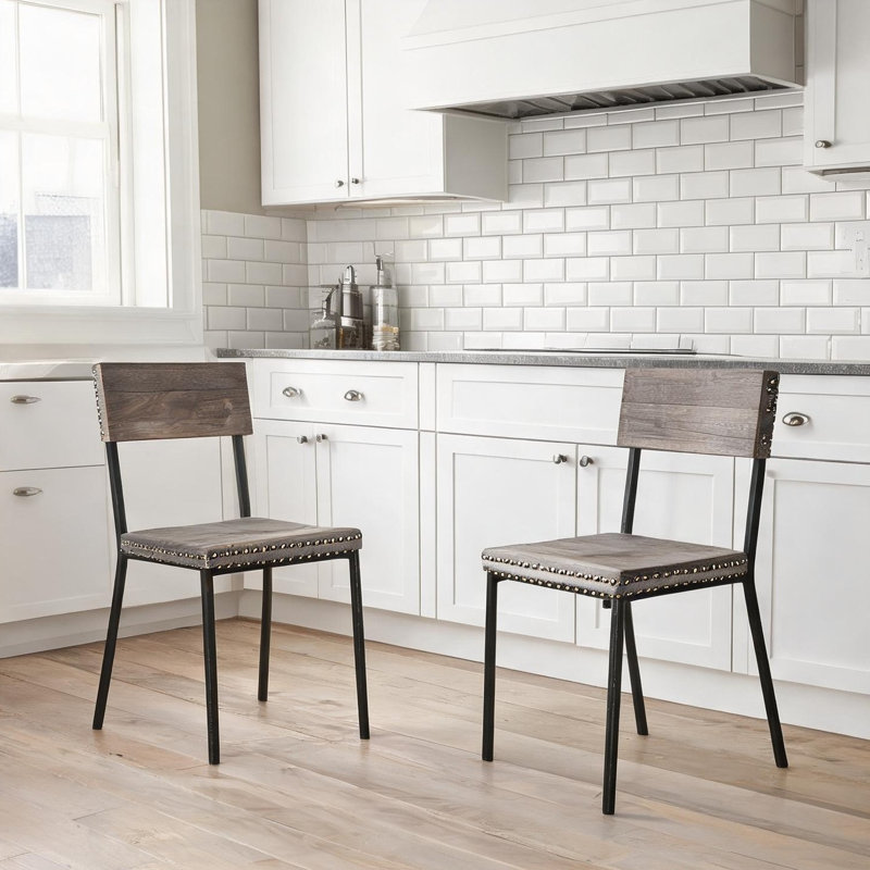 Ensemble de chaises d'appoint en bois gris avec revêtement en similicuir, structure en bois massif et détails cloutés pour salle à manger