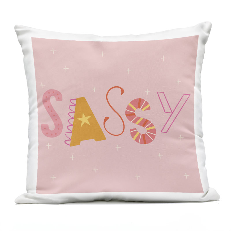 Coussin extérieur rose et jaune Sassy Typographie Design par Sazerelli Designs