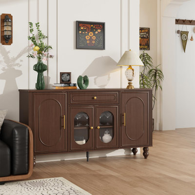 Buffet en noyer avec portes et tablettes en verre