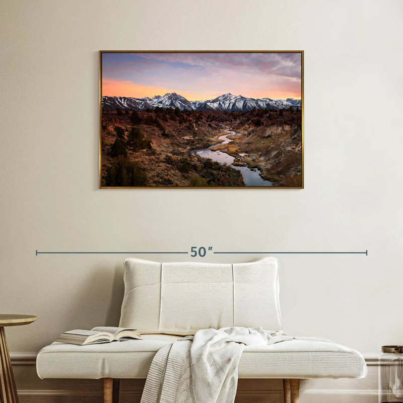 Rivière et montagnes enneigées, Cadre flottant doré, 37 po x 25 po
