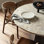 Table de salle à manger à piédestal en pierre 55 po Gerno