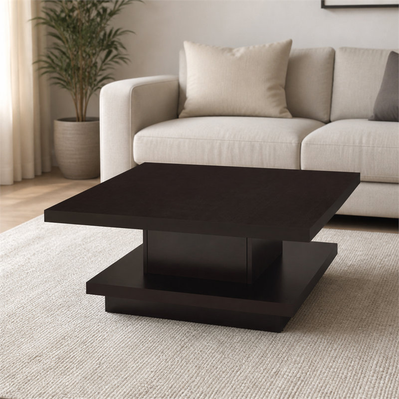 La table basse carrée de couleur brun espresso est dotée d'une tablette inférieure et d'une base robuste, ce qui en fait une table décorative parfaite pour le salon.