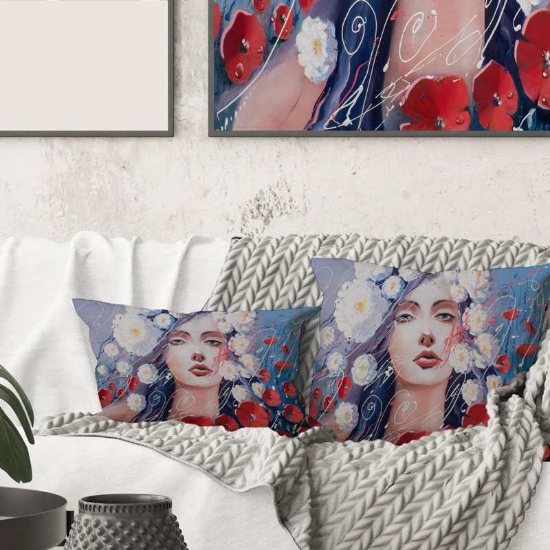 Portrait d'une jeune femme avec housse de coussin carré et insert, 18" x 18"