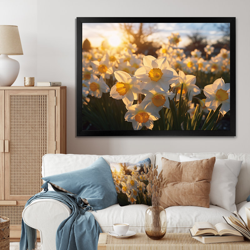 Daffodils Field Sunrise I - Floral Wall Decor, Cadre simple noir, H 24 po x l 32 po x P 1 po