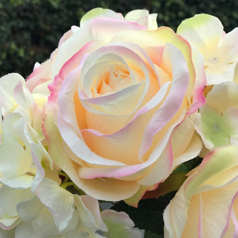 Hortensia artificielle et rose en vase