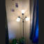  Lampe sur pied à 3 lumières multicolores avec lampe sur pied et poteaux hauts avec accoudoirs flexibles et abat-jour en PVC blanc pour le salon