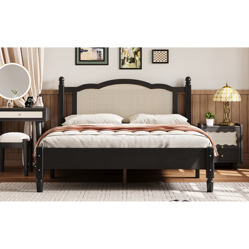 Grand lit plateforme en bois avec tête de lit attrayante - Allure de chambre à coucher, noir intrigant