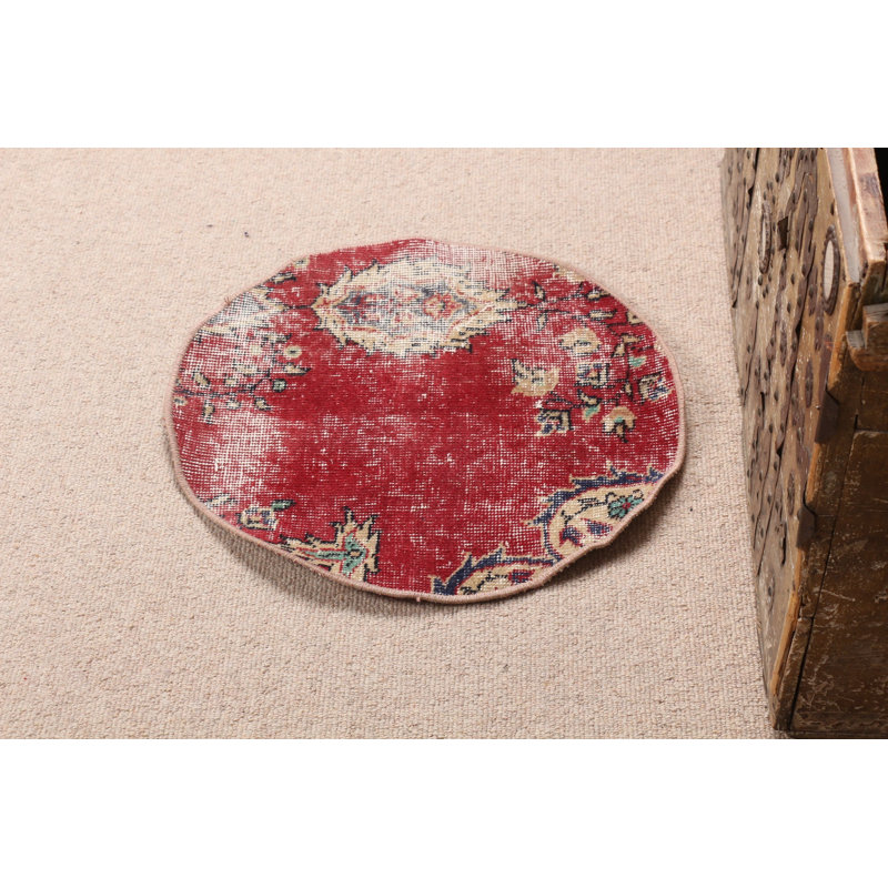 Petit tapis rond rouge à motif turc Oushak délavé, idéal pour les espaces d'entrée dans des couleurs vives