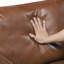Sofa deux places contemporain en similicuir au chocolat avec rembourrage en mousse et pieds en bois apparents