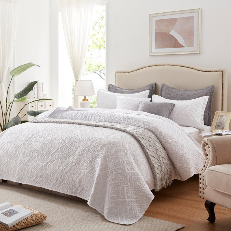 3-Piece King Size Quilt Set - Lightweight Microfiber Bedspread & 2 Pillow Shams, White Checkered Floral Pattern, Oversized 98x106 Inches, All-Season Bed Cover