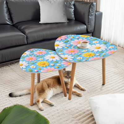 Ensemble de 2 tables basses gigognes triangulaires bleu et blanc, au design floral moderne et minimaliste coloré, ornées de fleurs blanches, roses et jaunes. Tables d'appoint empilables et peu encombrantes, idéales pour les familles et les locataires, pour le salon, la chambre ou la décoration intérieure.