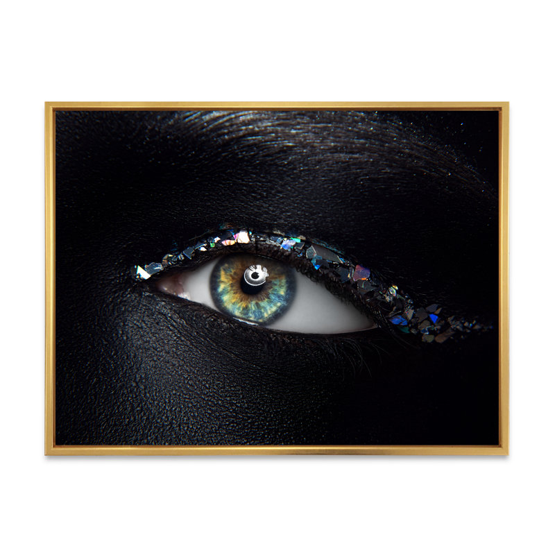 «Woman Eyes with Multi-coloured Glass Sparkles» - photographie sur toile, H 30 po x l 40 po x p 1 po, Toile encadrée d'or